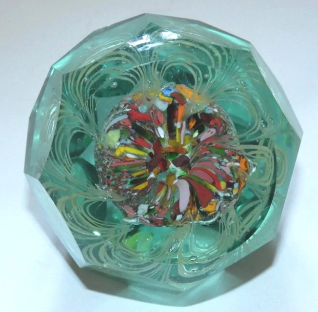 Staré těžítko s trpaslíkem