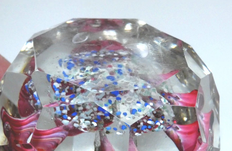 Staré těžítko s květinami