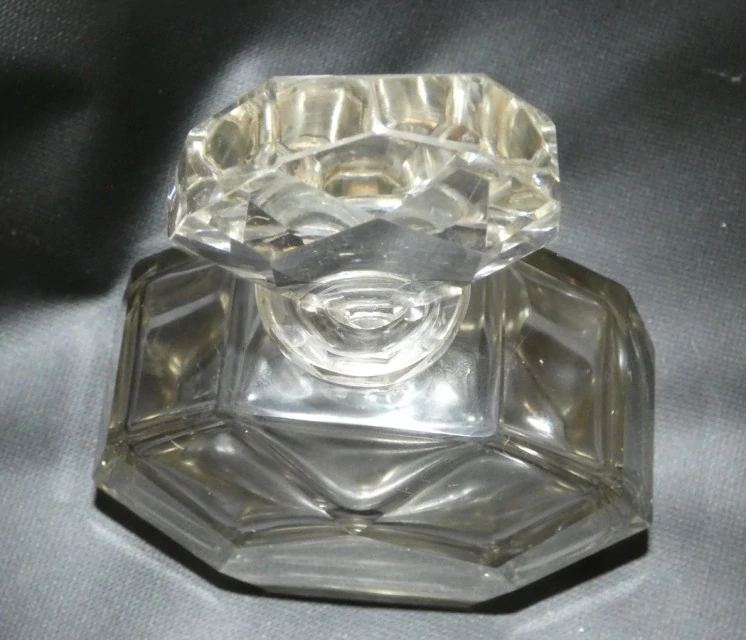 Broušená karafa art deco