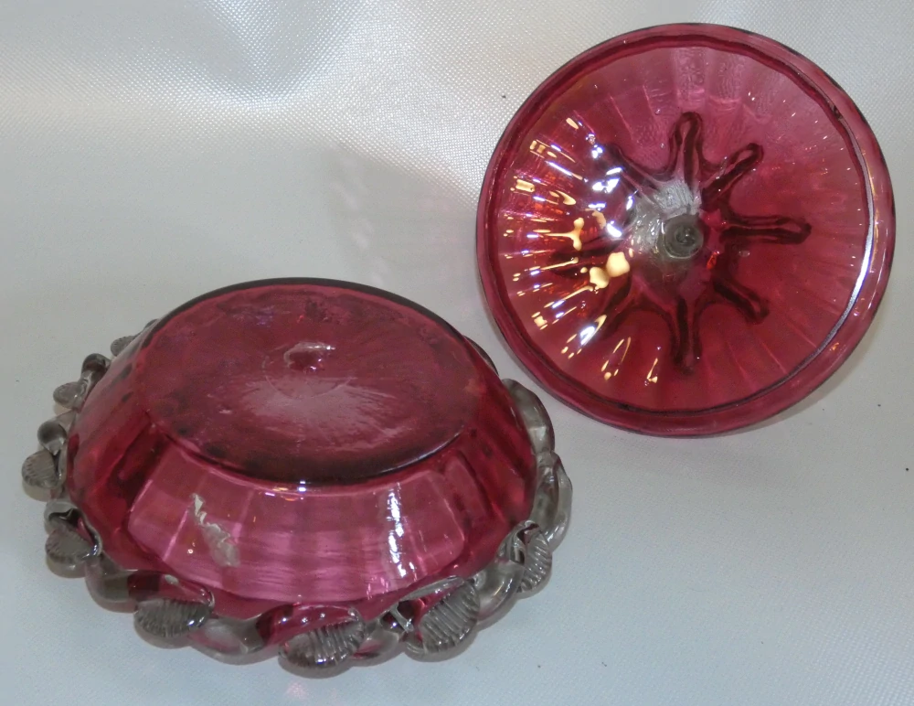 Viktoriánská dóza s víkem a brusinkami od Stevens & Williams