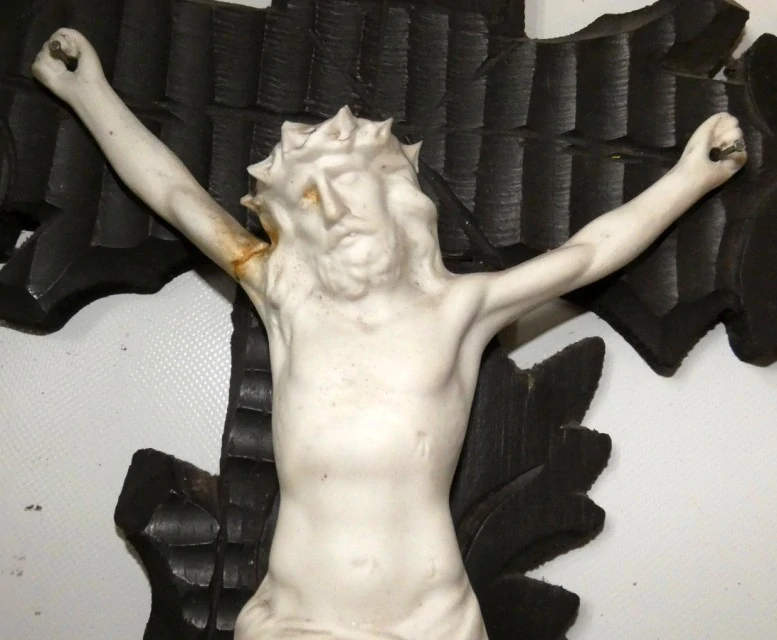 Dřevěný kříž s Kristem