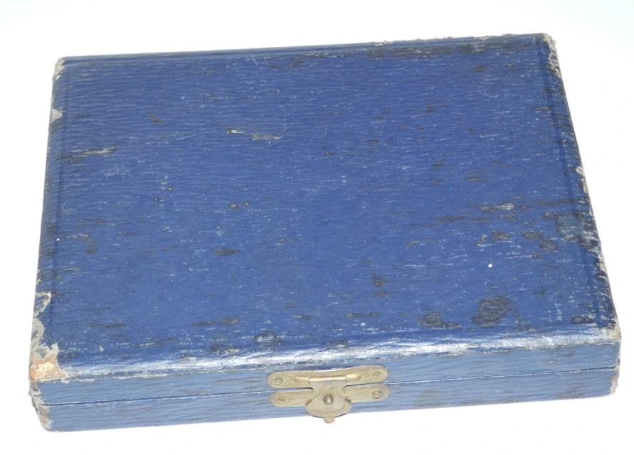 Stříbrná šicí souprava