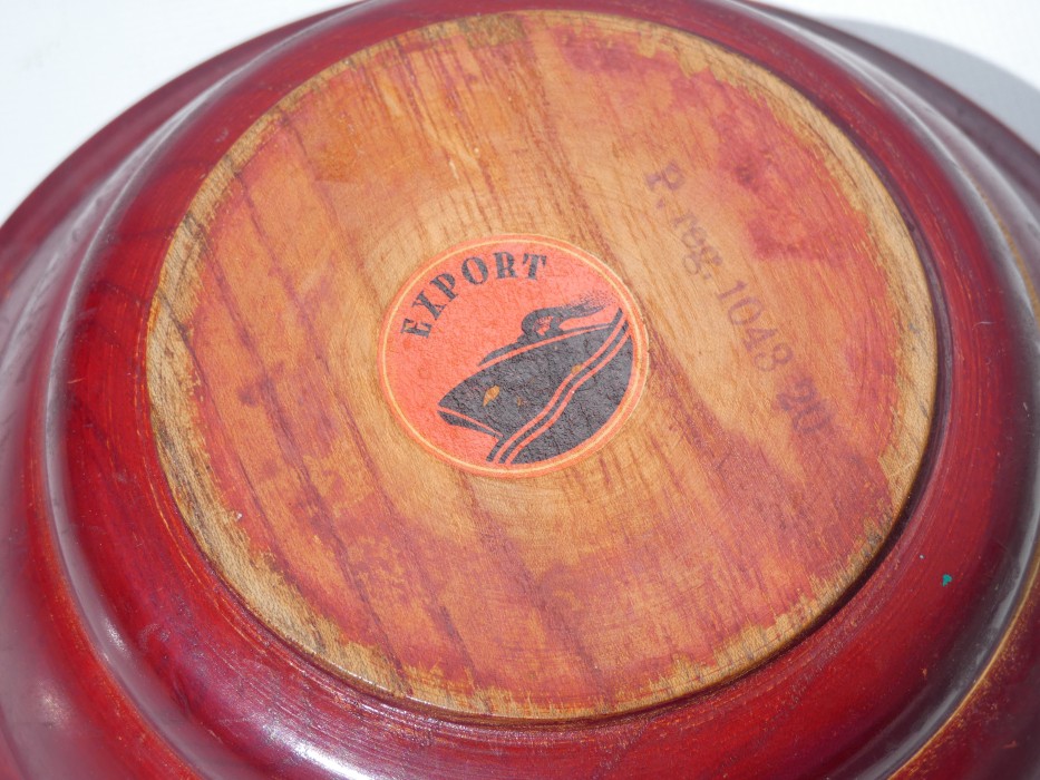 Stará dřevěná doza s hruškou