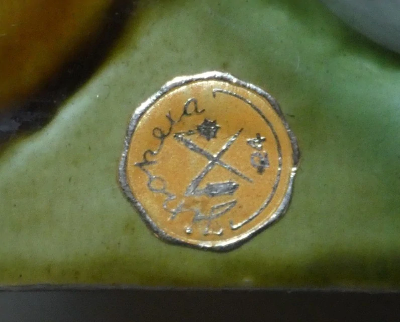 Soška myslivce se psem značeno Jihokera