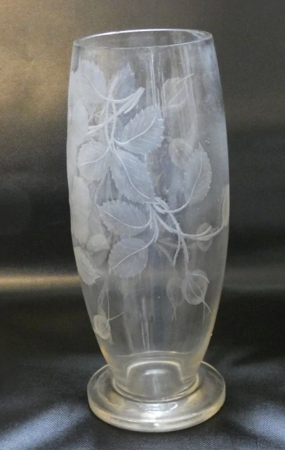 Broušená váza 1920